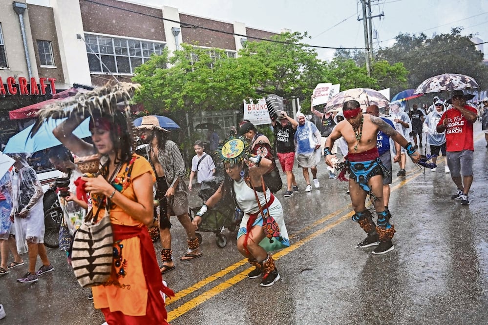 Pueblos indígenas de América reclamaron ayer sus derechos, en la marcha We, The People, en Florida. Foto: AFP