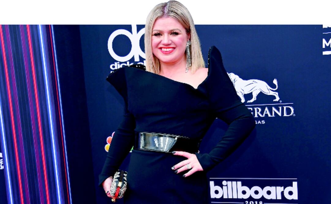 Kelly Clarkson apostó por un vestido asimétrico de Christian Siriano.  (FOTOS: AGENCIAS)
