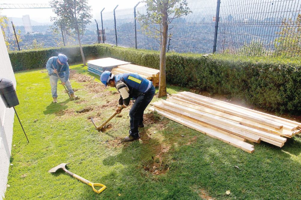 Desde ayer comenzaron a llegar trabajadores de la delegación Cuajimalpa al predio desgajado en Santa Fe, para iniciar en los próximos días la demolición de la casa de Arturo Rosette, la vivienda en mayor riesgo (FERNANDO RAMÍREZ. EL UNIVERSAL)