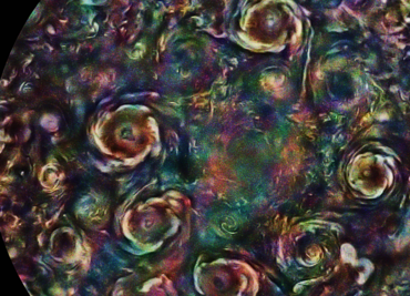 Los espectaculares "ciclones de color" en el polo norte de Júpiter