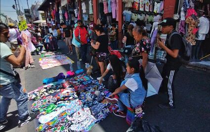 FOTOS: Ambulantes invaden Centro Histórico de la CDMX; denuncian peatones saturación de banquetas