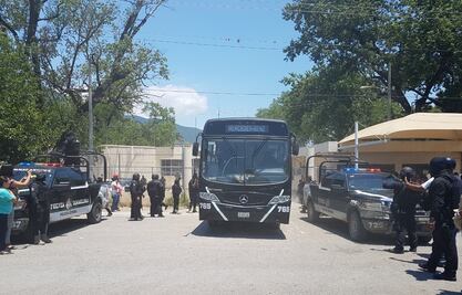Trasladan a reos del penal de Ciudad Victoria; familiares se oponen