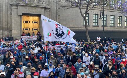 Integrantes del SME protestan afuera de la Corte en defensa de la reforma eléctrica de AMLO 