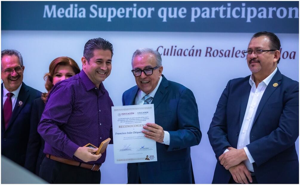 Rubén Rocha entrega apoyo económico a 140 maestros de educación básica y media superior en Sinaloa (12/12/2024). Foto: Especial