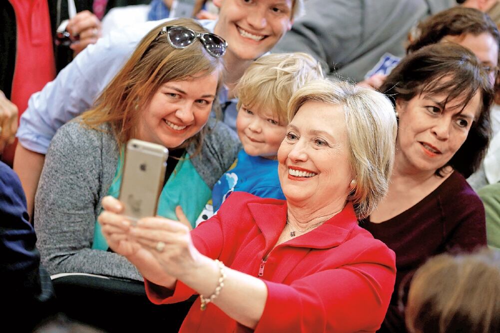 La aspirante presidencial demócrata Hillary Clinton se toma una selfie con simpatizantes, ayer en la Universidad de Transylvania, en Lexington, Kentucky (AARON P. BERNSTEIN. REUTERS)