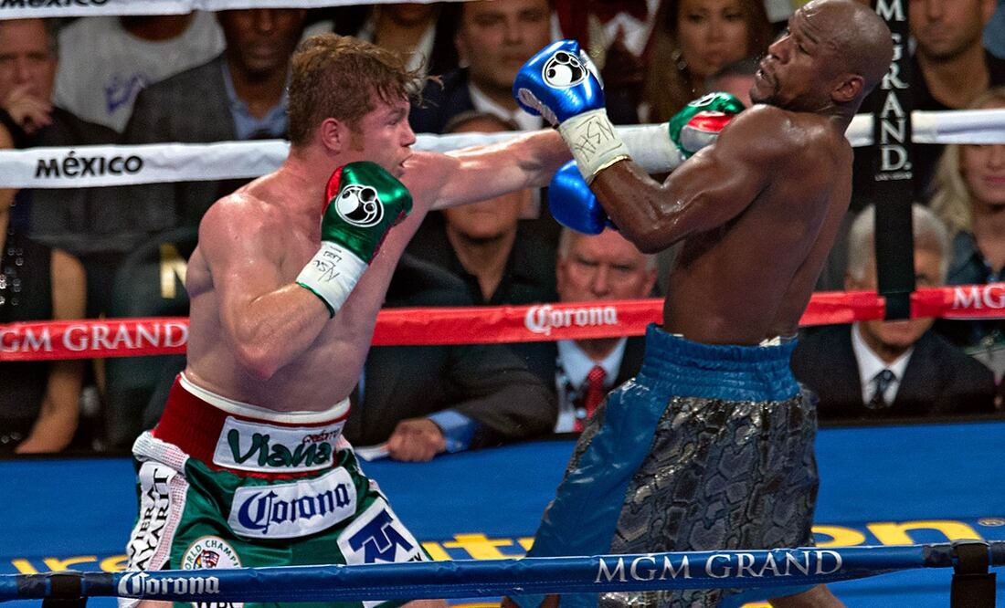 Mayweather esquiva un golpe de Álvarez / Foto: Imago7