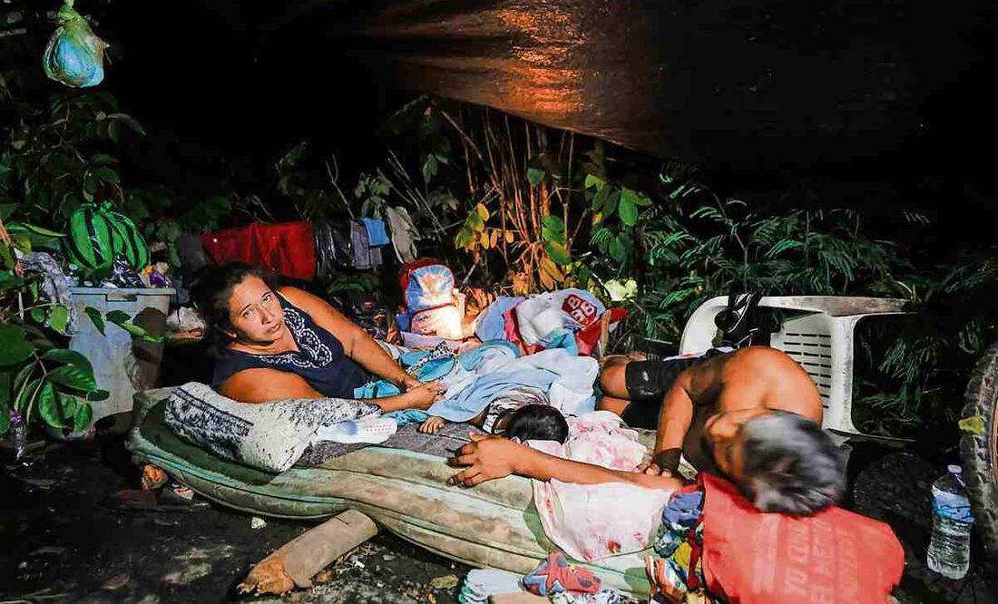 Varias familias de colonias populares, cuyas casas continúan bajo el agua, se vieron obligadas a dormir a la orilla de la carretera. Foto: Diego Simón Sánchez / EL UNIVERSAL