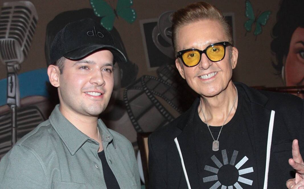 Charly Moreno y Daniel Bisogno durante la afombra roja de la obra "Aventurera" en el Salón Los Ángeles. Foto: Clasos.