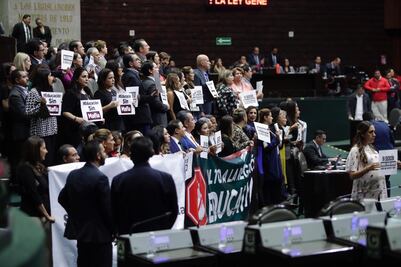 Mantiene oposición tribuna tomada en San Lázaro