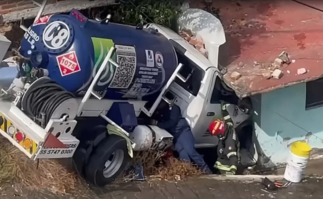 Pipa de gas se impacta contra vivienda en Naucalpan, en el Estado de México.
Foto: Especial.