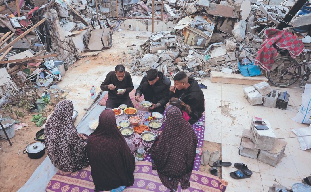 Palestinos afuera de su tienda de campaña en Beit Lahia, en el norte de la Franja de Gaza. Foto: de BASHAR TALEB. AFP