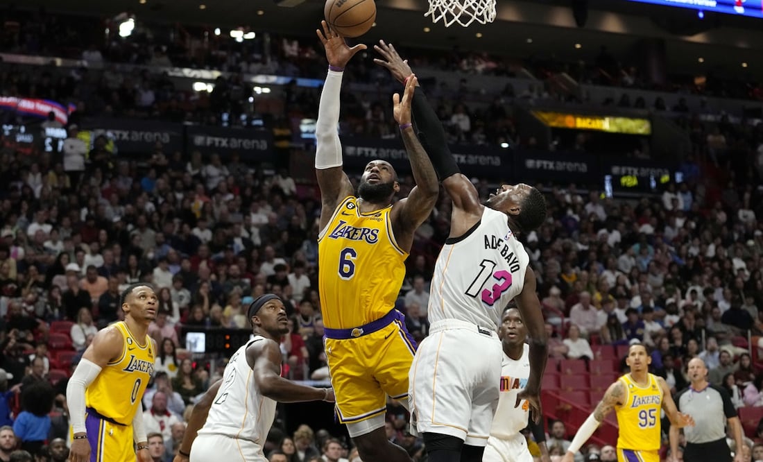 El Rey LeBron disputando una canasta con Bam Adebayo de Miami Heat / Foto: AP
