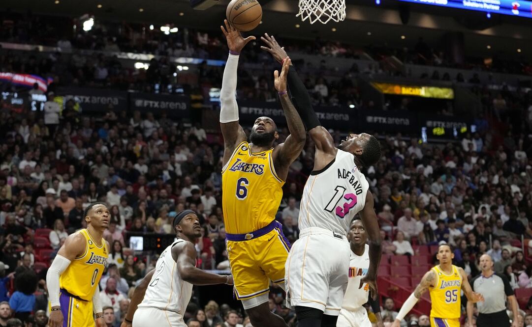 El Rey LeBron disputando una canasta con Bam Adebayo de Miami Heat / Foto: AP
