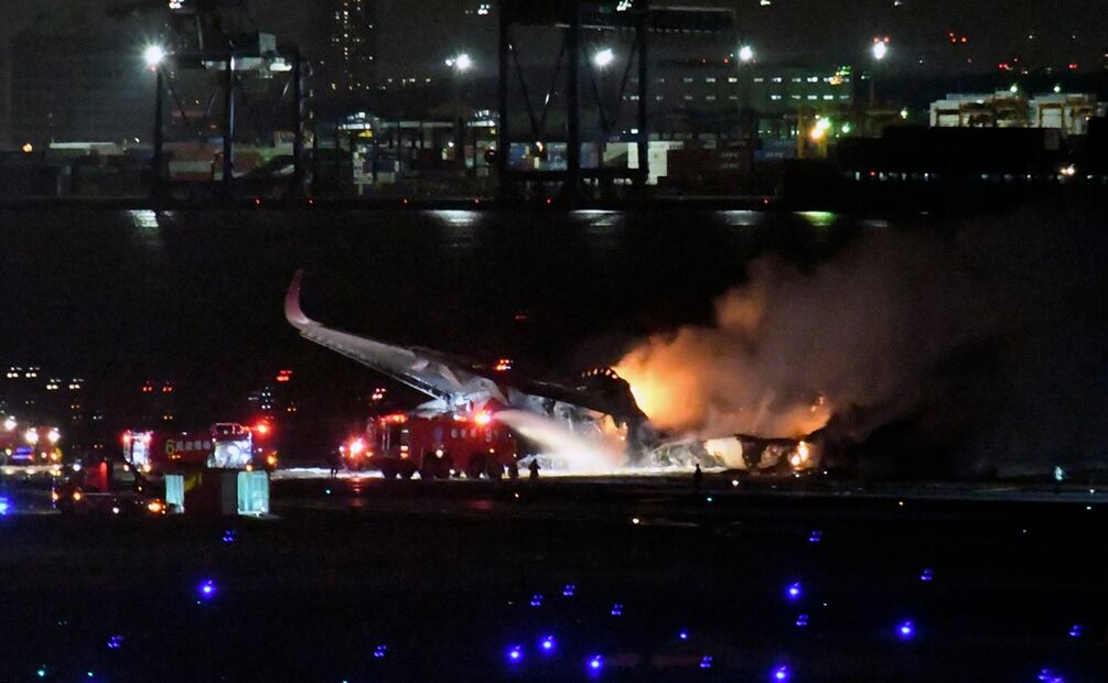 Bomberos trabajan en el sitio de una colisión de aviones en el aeropuerto de Haneda, en Tokio, Japón. Foto: Xinhua