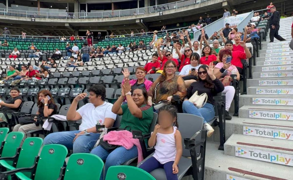 Personas esperando la aparición de Fátima Bosch en Tabasco (14/12/2025). Foto: Luma López / EL UNIVERSAL
