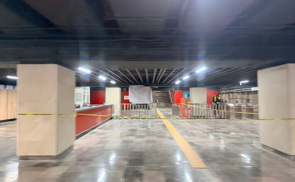 Trabajadores realizan obras en el andén de la estación Chabacano, la cual no está abierta al público. | Foto: Arturo Ordaz Díaz.