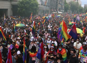 Crónica. Marchan por el orgullo con alegría, reclamos por injusticias... y también con cubrebocas