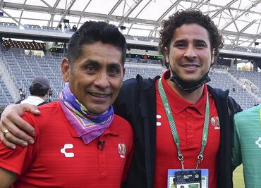Jorge Campos se lanza contra Guillermo Ochoa; recomendó al portero que debe ser titular en la Selección Mexicana