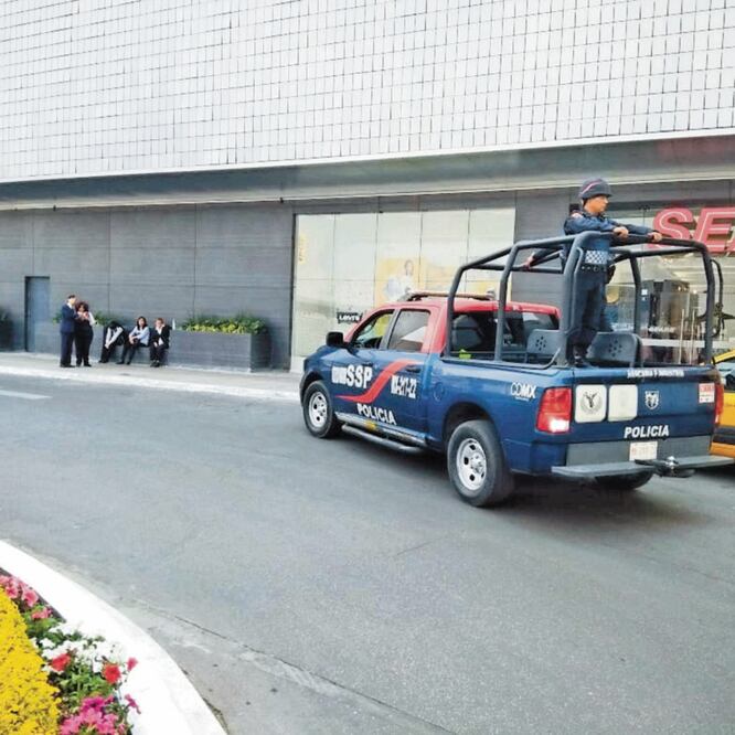 Como parte del operativo, se desplegaron policías en centros comerciales, instituciones bancarias y restaurantes, entre otros. ESPECIAL