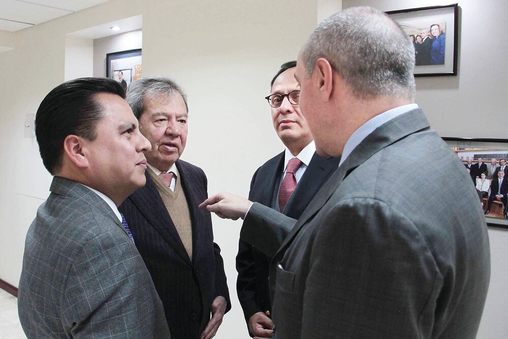 En la imagen dialogan (de izquierda a derecha) Manuel Granados, Porfirio Muñoz Ledo, Jorge Islas y Miguel Carbonell durante la realización del encuentro sobre la Constitución de la Ciudad de México (JUAN BOITES. ELUNIVERSAL)