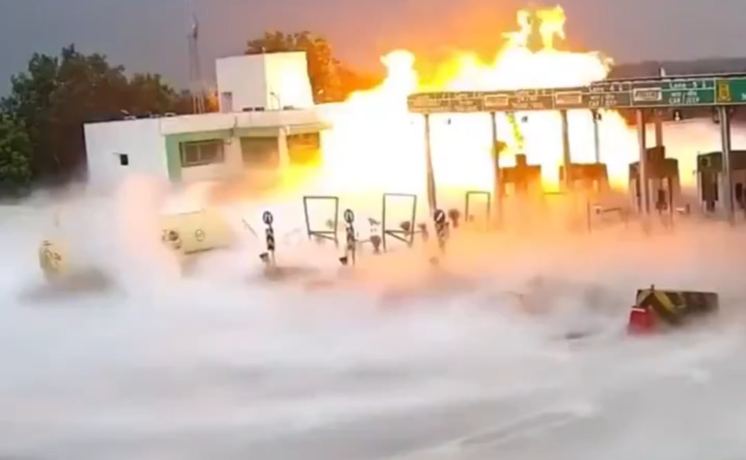 Momento en que un camión cisterna cargado con gas licuado de petróleo estalla tras chocar contra una caseta de peaje en India. Foto: Captura de pantalla