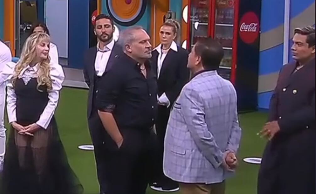 Durante el posicionamiento de este domingo, Arath se fue en contra de Mario Bezares. Foto: Captura de pantalla.