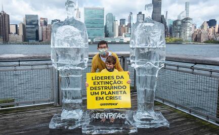 Un Trump y un Bolsonaro de hielo para protestar contra la crisis ambiental
