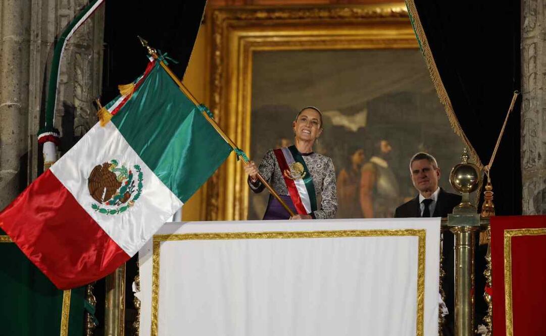 La presidenta Claudia Sheinbaum ondea la bandera de México en su primer Grito de Independencia desde Palacio Nacional. 15 de septiembre 2025/ Foto: Diego Simón. EL UNIVERSAL