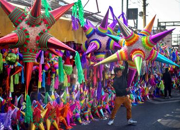 FOTOS: Desde piñatas hasta árboles de Navidad, inicia la venta de productos navideños en Jamaica