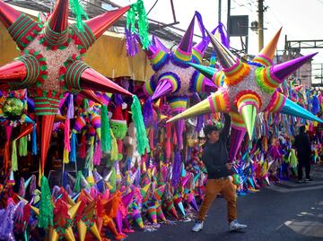 FOTOS: Desde piñatas hasta árboles de Navidad, inicia la venta de productos navideños en Jamaica