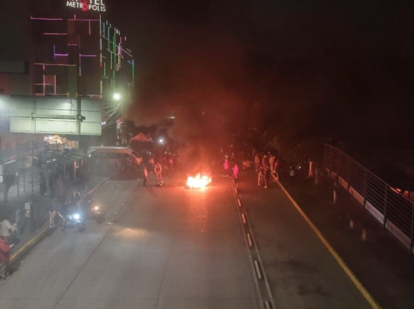 Bloquean Vía José López Portillo; exigen detención de profesor de jardín de niños por abuso sexual