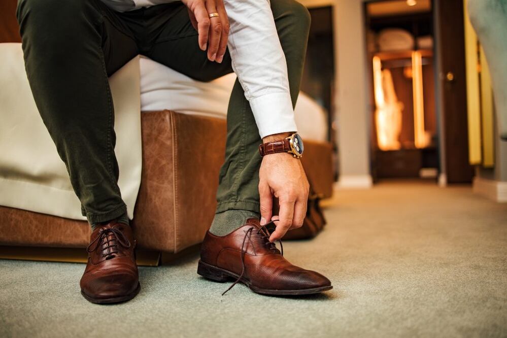 Para calcular tu talla, explican expertos de la marca Andrea, es necesario dibujar el contorno de tus pies y sumar 7 mm a la parte más larga de estos. | Fotos: Istockphoto y cortesía Offlander