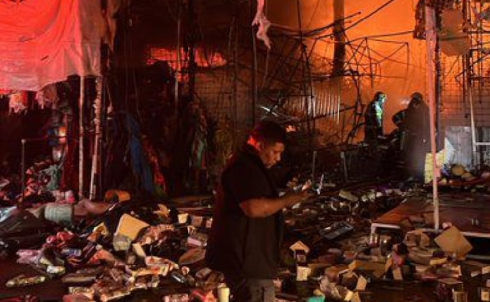 Se registra incendio en la  calle Adolfo Gurrión, en la Colonia Centro, en inmediaciones del Mercado de Sonora. Foto: Especial