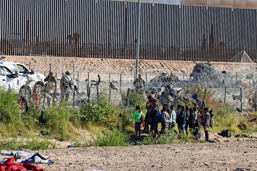 Decenas de migrantes llegaron este martes 5 de diciembre de 2023 a Ciudad Juárez; dicen que ya no los detienen las autoridades correspondientes. Foto: Paola Gamboa | El Universal