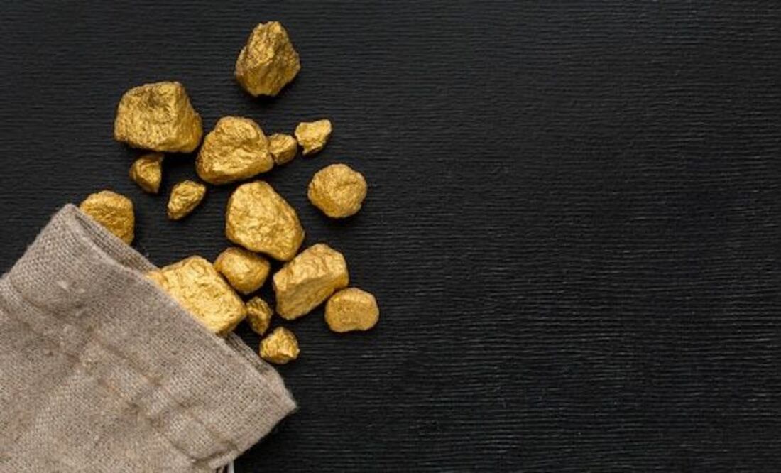 El precio del oro tiene un comportamiento similar al del dólar estadounidense, debido a que se considera un activo de refugio para los inversionistas en épocas de alta incertidumbre. Fuente: Freepik.