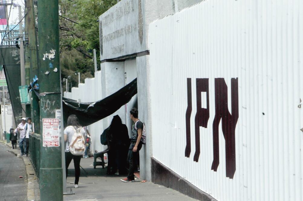 Los estudiantes se reunieron con el director general del IPN para presentar un pronunciamiento y difirieron la cita para el próximo 4 de mayo (FERNANDO RAMÍREZ. EL UNIVERSAL)