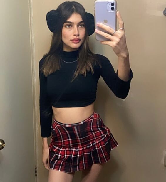 La cajera de Oxxo impone estilo con estas elegantes minifaldas