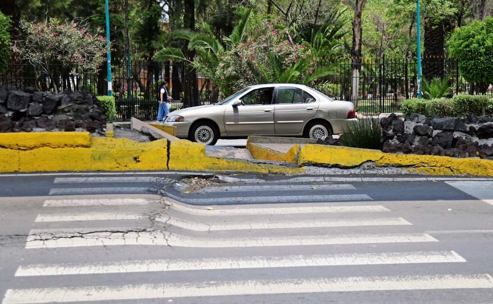 Automovilistas señalan que los baches y hundimientos son más peligrosos
en temporada de lluvias o por las noches. Foto: CARLOS MEJIA/EL UNIVERSAL