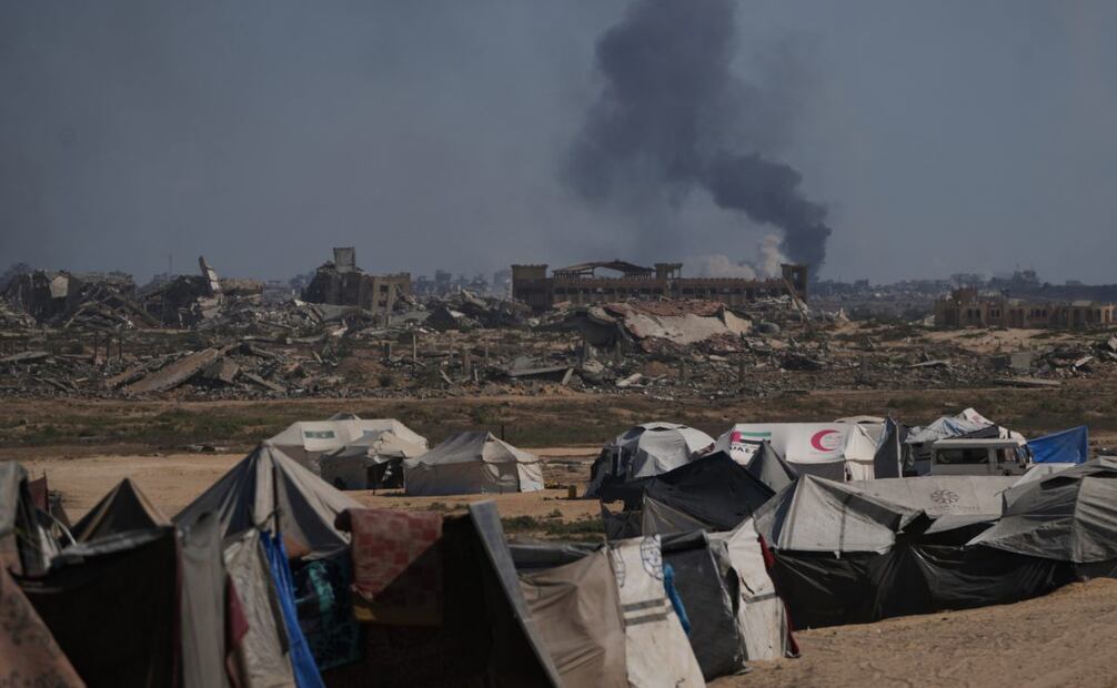 Humo se eleva al cielo tras un ataque militar israelí en la ciudad de Gaza, visto desde el centro de la Franja de Gaza, el jueves 2 de octubre de 2025. Foto: AP