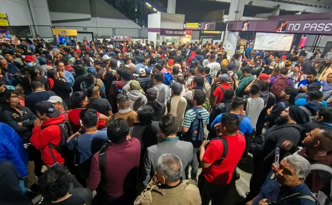 Se registra gran afluencia de gente en la estación Pantitlán de la Línea A del Metro luego de que un tren fallara y provocara retrasos en el servicio (21/01/2025). Foto: Luis Camacho / El Universal