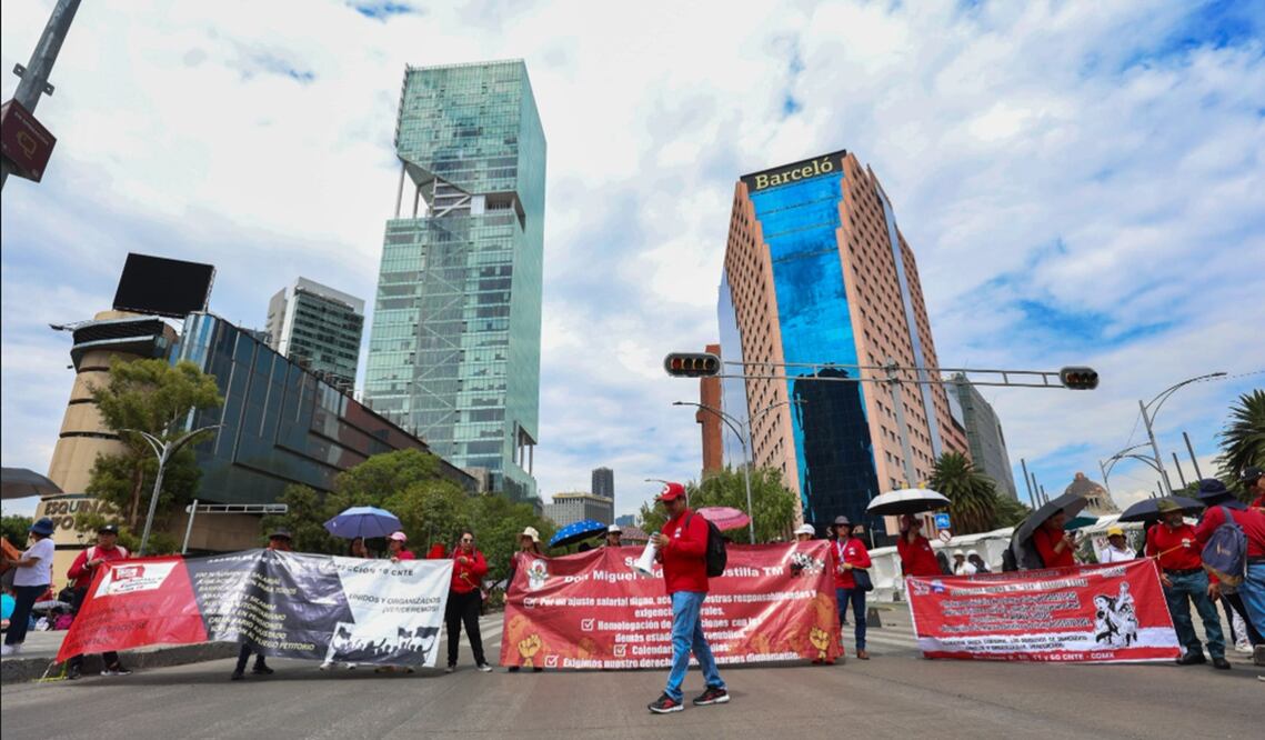 Maestros de la CNTE realizan bloqueos en Circuito Interior y sobre Paseo de la Reforma previo al encuentro con autoridades en la Secretaría de Gobernación en la Ciudad de México, el 28 de mayo de 2025. Foto: Axel Sánchez/EL UNIVERSAL