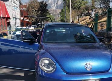 Balean a conductora de Beetle en Tlalnepantla, Edomex