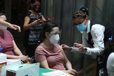 Pensé que no llegaría el día, dice embarazada al recibir vacuna contra Covid-19