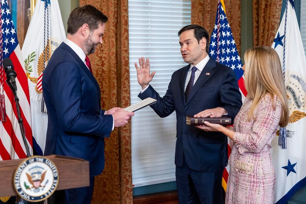 Marco Rubio jura como secretario de Estado ante el vicepresidente estadounidense JD Vance. Rubio estuvo acompañado de su esposa Janette. FOTO: EFE