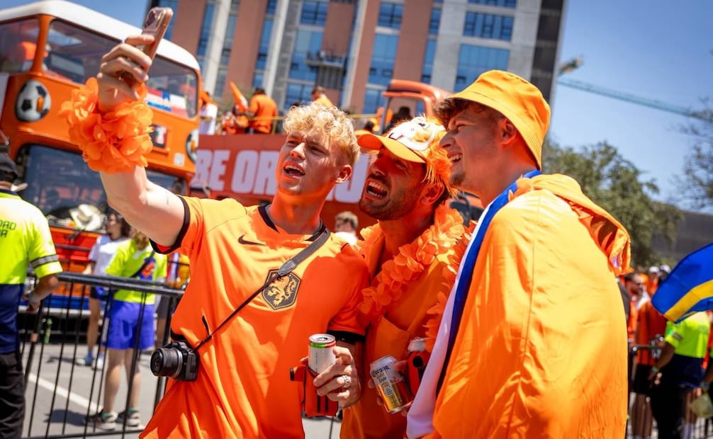 Afición de Países Bajos pinta de naranja a Monterrey; ciudad vive su último partido del Mundial.
Foto: Marcela Perales