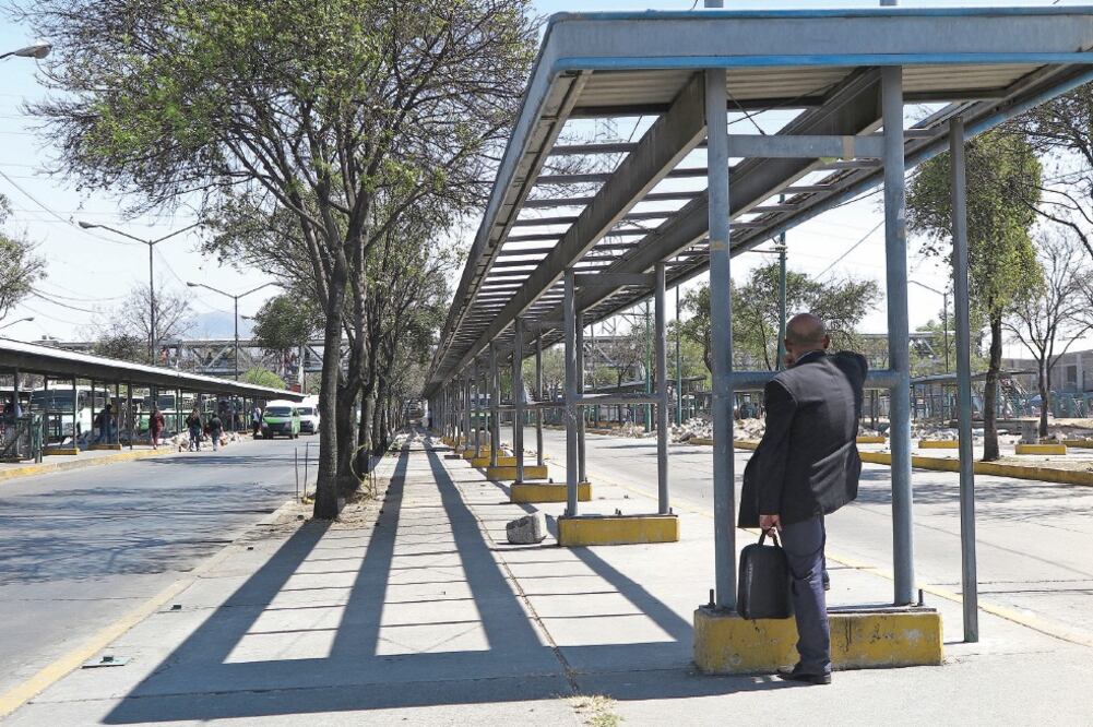 Pese al cambio de imagen en el Cetram del Metro Constitución de 1917, usuarias refieren que falta más iluminación y que aún es inseguro caminar por el paradero (LUIS CORTÉS. EL UNIVERSAL)