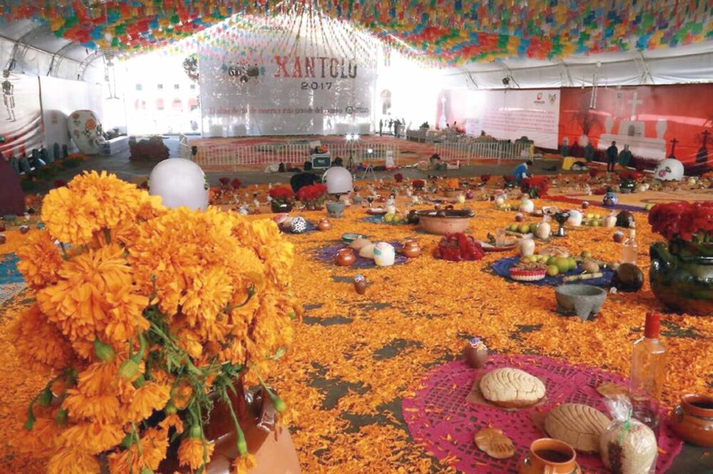 En la instalación del altar más grande del mundo se utilizaron 400 kilos de naranja, 10 de cacahuate, 100 de guayaba, 400 de plátano, 20 de tejocote, 20 de maíz, 20 de calabaza, y 100 costales de aserrín, de acuerdo con información oficial. (ESPECIAL)