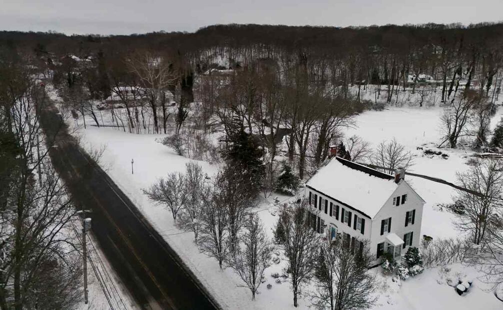 El fenómeno provoca cierres de escuelas, suspensión del transporte y cortes masivos de luz, mientras autoridades advierten sobre riesgos de inundación. (23/02/26) Foto: AP