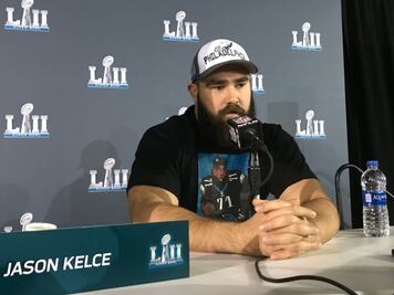 Jugador de Eagles, Jason Kelce porta playera en honor a Jason Peters