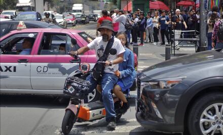 FOTOS: Conductores de bicimotos en la CDMX continúan circulando en vías confinadas, en banquetas y sin casco